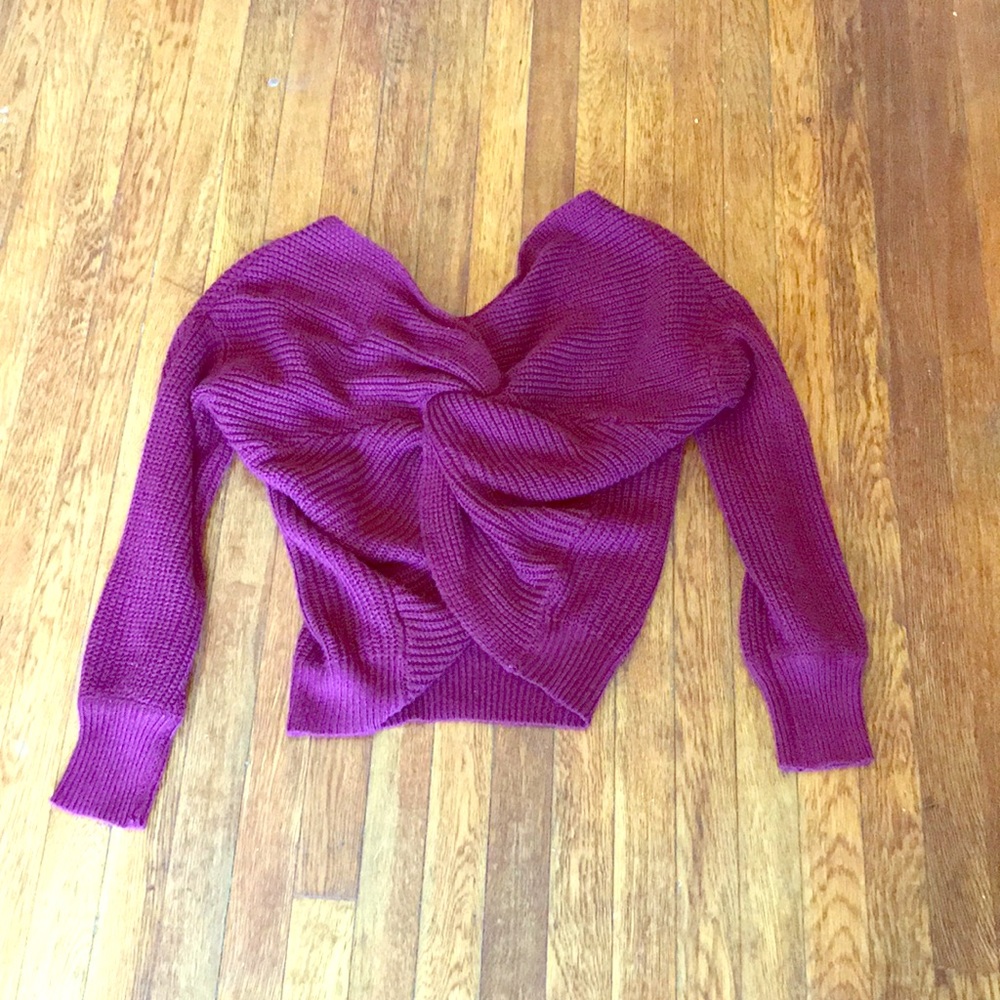 Super cute sweater, knot back